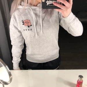 Dope hoodie - Skön dope hoodie som jag tyvärr inte har någon användning av längre. Bra kvalité! Storlek XS men passar även för S/M