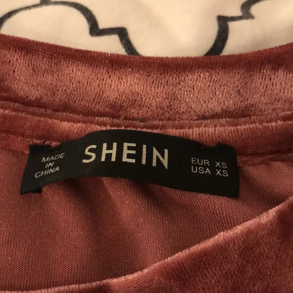 Jättefin rosa velvet tröja från shein. Säljer den då den knappt kommit till användning. Jättebra skick! Passar xs-m. T-shirts.