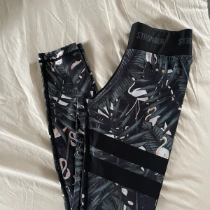 Stronger thigts  - Stronger thigts som är använda men i jättefint skick, inga defekter. Frakt tillkommer 