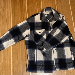 Rutig skjort jacka  - Säljer min rutiga skjort jacka från zara pga ej kommer till användning.  Färg grå/blå. Storlek XS men en väldigt oversized xs så passar S. Köpt för 400 och är i nyskick. OBS sista bilden lånad  högsta bud: 350
