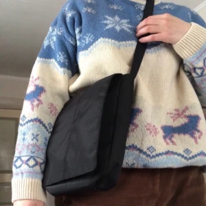 Supersnygg väska! - Najs stilren väska i nylonaktigt material💓 Superfint skick! Skriv i pm för fler bilder🥰 FRI FRAKT :)