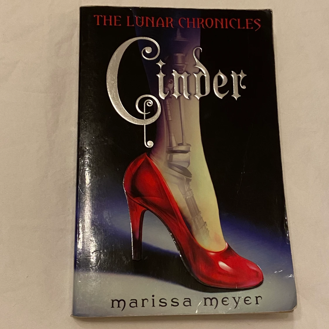 Bok: Cinder av Marissa Meyer (språk: Engelska)