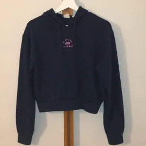 Vans hoddie - Det här en jätte gosig hoddie i färgen marinblå och lite rosa köpt för ungefär en månad sen och knappt använd köpt på nätet för 500kr sitter jätte bekvämt med skriv för mer bilder eller frågor😊