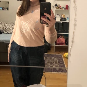 ljusrosa sweatshirt - söt ljusrosa sweatshirt med budskapet ”shine bright” ovanför bysten. häftiga detaljer och allmänt bekväm! Frakt tillkommer💘