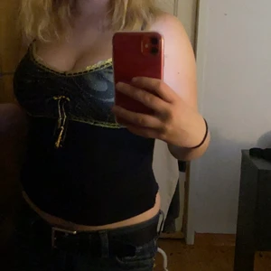 as gulligt linne - köpt secondhand,har klippt den längst nere de satt fast som typ en kjol förut men funkar exkat som ett vanligt linne,står ingen storlek men skulle säga att den passar s-m💓banden i mitten kan man lätt klippa av om man vill