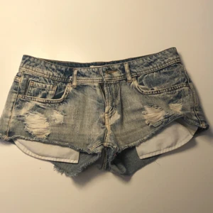 Jeans shorts - Trendiga stentvättade jeansshorts med slitningar. Använda ett fåtal gånger så i väldigt bra skick. Storlek 34. Kan skickas mot att köparen betalar frakt