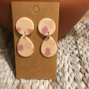 Öronhänge  - Leopard beige puderrosa nude 