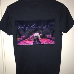 Limitato T-shirt - Lägger upp min nu limitato tröja igen pga oseriös köpare. Den har knappt kommit till användning, den är som ny. Det är en XS men passar även S. Köpt för 1100.  I priset ingår frakt men det kan även diskuteras ned mer. Skriv vid intresse eller frågor.