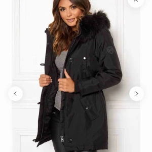  - Sparsamt använd, nypris 599kr. Snygg vinterjacka med fuskpälskrage från ONLY. med resår i midjan.  - Dragkedja framtill samt knappar - Fyra framfickor med knapp - Markerad midja med resår  - Luva (ej avtagbar) med fuskpälskrage (avtagbar) - Fodrad 