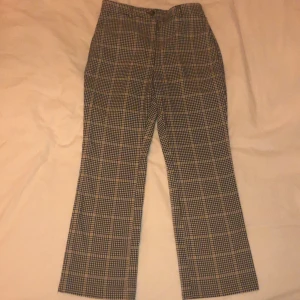 Kostymbyxor st 36 - Jättesnygga konstymbyxor i jättebraskick. Endast använda några gånger. Säljer pga för små för mig:) 