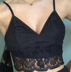 Spetslinne - Spetslinne som jag även säljer liknande i vitt. Kan mötas i Jönköping annars tillkommer fraktkostnad. 🖤