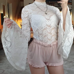 Spets topp - Jättefin spetstopp från Nakd i storlek S. Säljer då den inte längre används, fortfarande i bra skick. Säljer för 80 kr, köpare står för frakt på 44 kr. ❤️ 