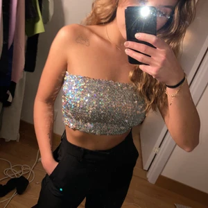 Paljett topp  - Stretchig bandau topp med paljetter. Passar xs-m. 