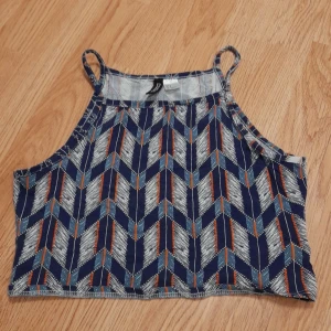 Linne - Skriv i kommmentarerna vad ni är villiga att ge för detta Linne. Det är i strl S men passa XS. Det är andvänt 2 gg och är i bra skick. Det är ifrån H&M köpte för 2 år sedan.