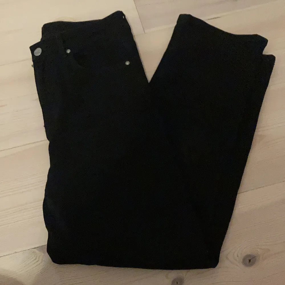 Vanliga svarta jeans från Lindex. Stl 36. Väldigt bra skick. Nypris 250 säljer för 125 kr. . Jeans & Byxor.