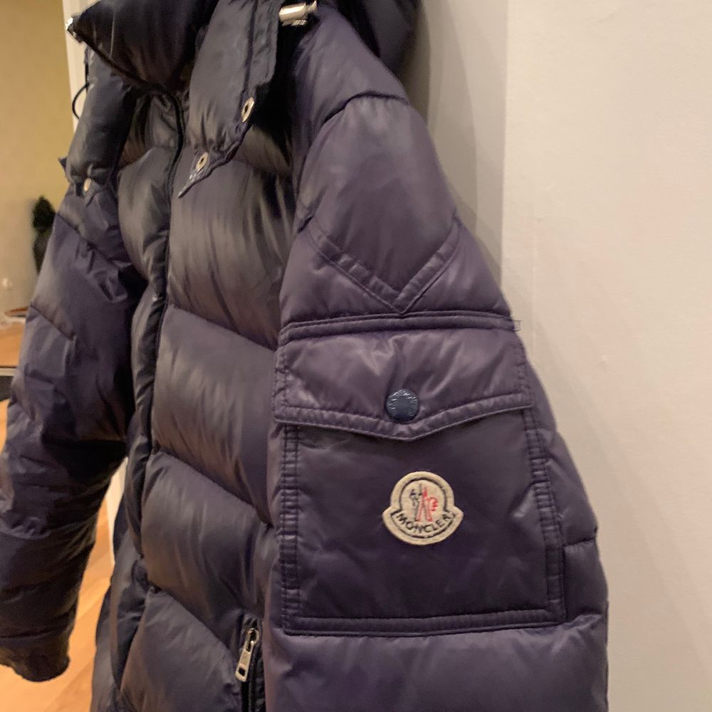 Moncler maya size 4 Mörkblå Skick: 4/10 Jackan är använd och haft den under ett par år. Ena metallbiten på det övre blixtlåset har gått av, jag kan skicka med det i paketet, går säkert att fixa själv! Vill få sålt den fort därav det sjukt billiga priset! Den är köpt på Vestiaire som gör en äkthetskontroll innan den skicka vidare! Har tyvärr inget kvitto och eller inget kvitto från Vestiaire... (igen därav det billiga priset) . Jackor.