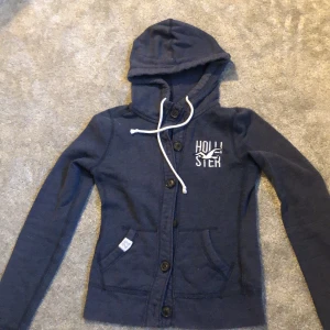 hollister hoodie - jättemysig hollister hoodie/kofta som tyvärr har blivit för liten är nu till salu VÄLDIGT BILLIGT💛       30kr +frakt 