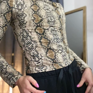 Polotröja  - En orm polotröja från shein. Köpte denna tröja för 1,5 år sen så denna tröja finns nog tyvärr inte kvar på sheins hemsida. Tunt tyg men jag som är själv väldigt tun av mig känner att den håller värmen så den fungerar året om. Säljer den då jag inte använder den längre. 💜