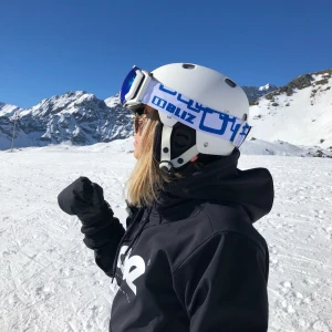 Dope jacka  - Hej säljer nu min svin snygga skidjacka från dope, som jag knappt använt. Säljer den pga att jag inte ska åka iår. Buda från 500kr 💘