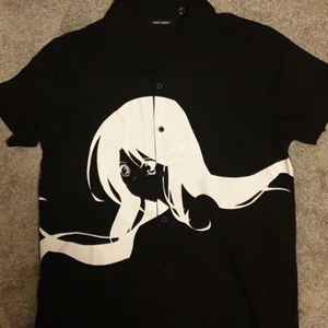 Kortärmad skjorta, strl small - En svart kortärmad skjorta, köpt på zalando, från märket night addict. Fungerar till medium också. Betala med swish, köpare står för frakt.