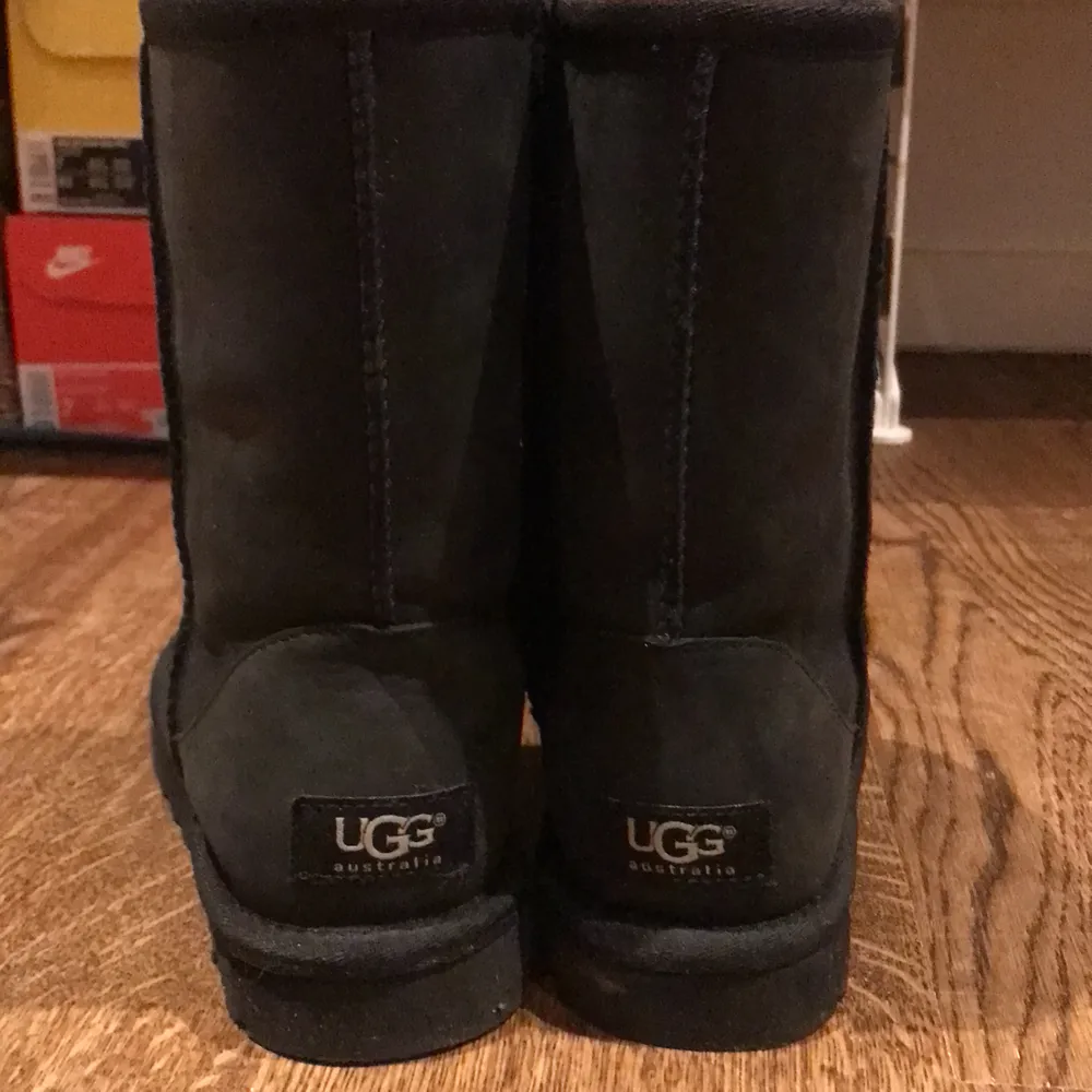 Svarta uggs helt oanvända och köpta för några år sen!! Storlek 37 och säljer för lite under originalpris: 800kr. Skor.