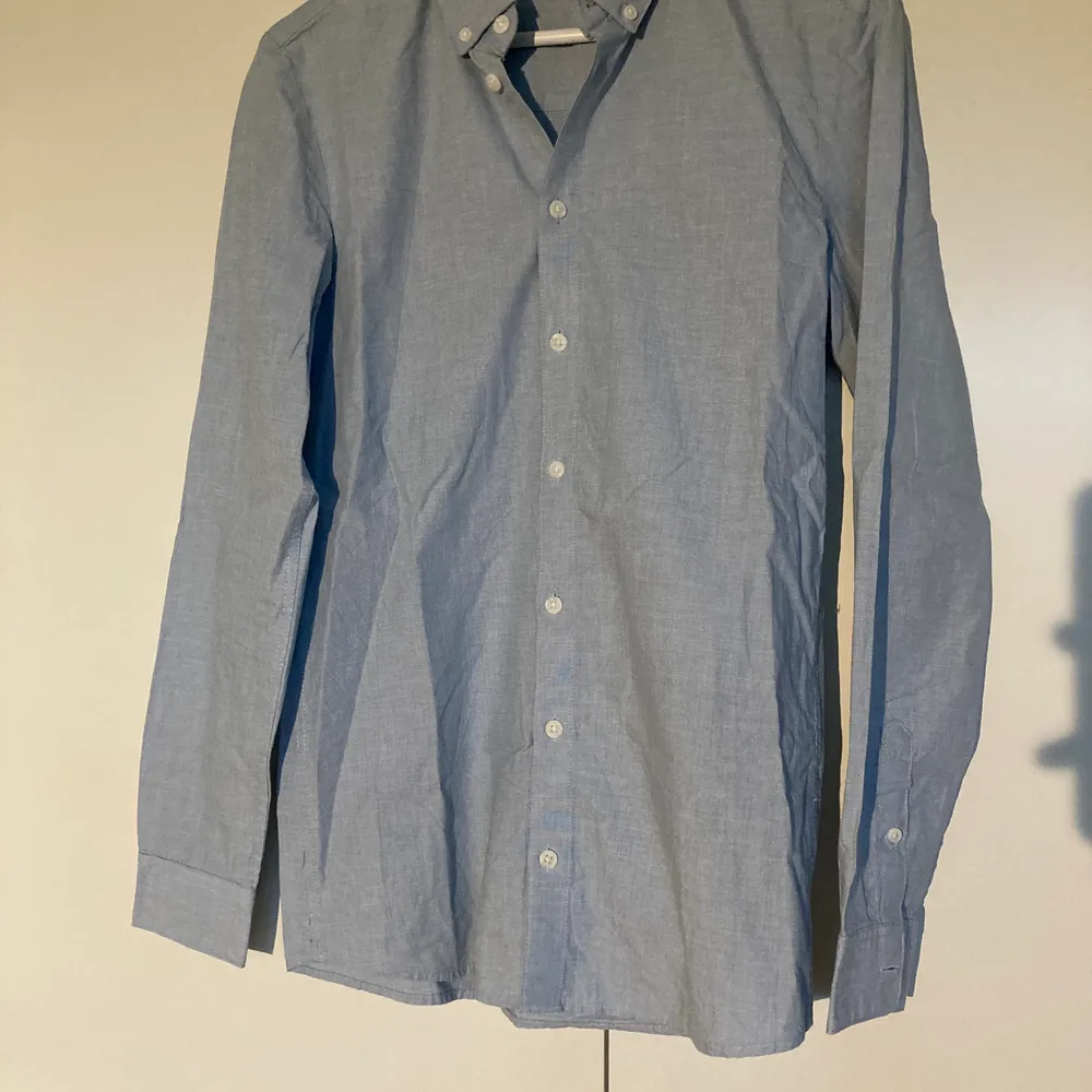 Skjorta från H&M BORTSKÄNKES, köpare står endast för frakt. Kan skicka fler bilder vid intresse.. Skjortor.