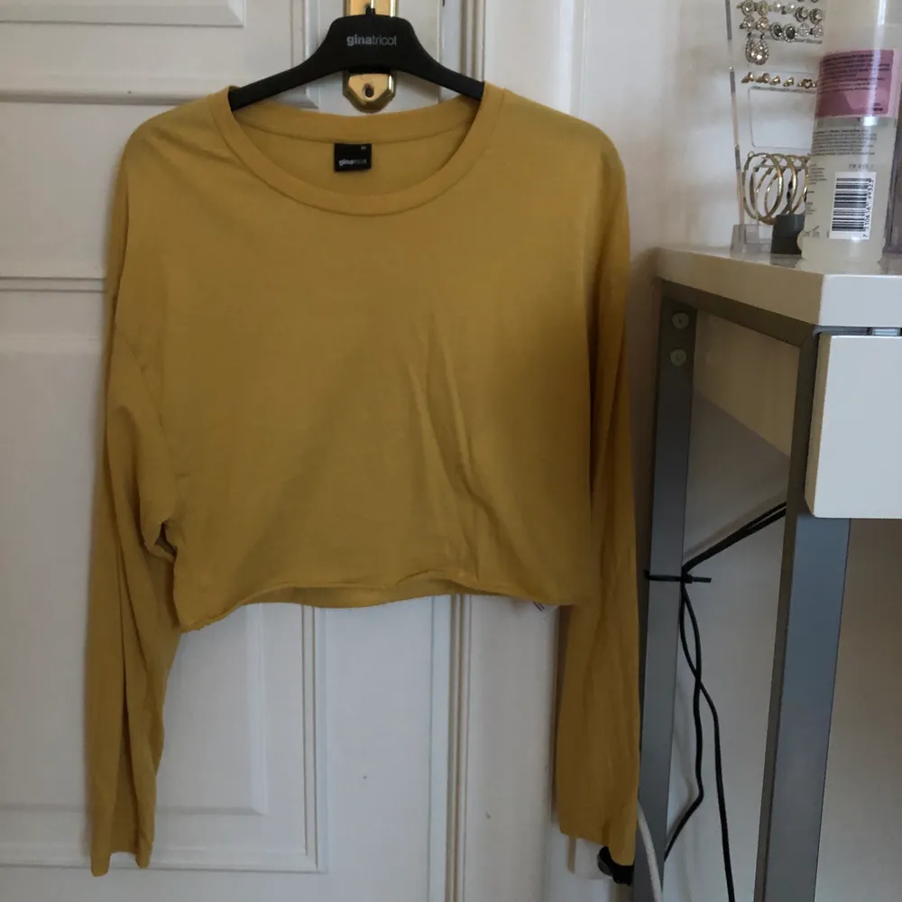 En gul croppad tröja från ginatricot. Knappt använd så den är som i nyskick fortfarande. . Tröjor & Koftor.