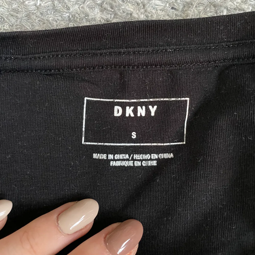 T-shirt från DKNY. Jätteskönt material och fin passform. Inte använd alls många gånger av ingen särskild anledning. Storlek S men passar även M!. T-shirts.