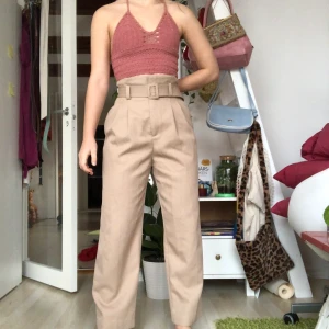 Paperbag pants - Neutrala paperbag byxor från hm. Passar till mycket och håller värmen inne. Kom privat vid intresse. Köpare betalar frakt