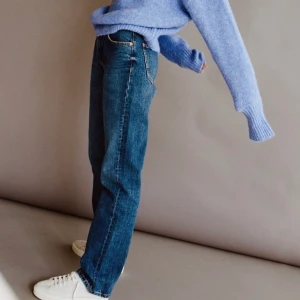 Raka jeans från zara, mid waist - Säljer dessa då returtiden redan gott ut, dom är endast provade med lapp kvar. Storlek 38, passar 36 bättre . Så beror på hur man vill att de ska sitta 🤍 