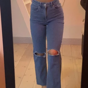 Raka jeans - Raka jeans med hål ifrån hm knappt använda 40kr + frakt