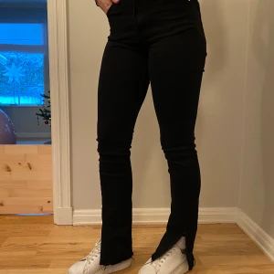 Jeans med slit - Svarta jeans med slit från Zara. Jag är 165cm lång. 