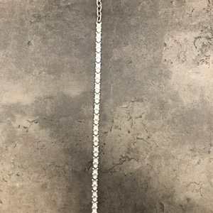 Dyrberg/Kern Silver Armband - Armband med smala länkar med Swarovski-kristaller. Längd: 20 cm Nickelfri. Dyrberg/Kern  https://www.ahlens.se/Mode/smycken-klockor/orhangen-244542/dyrberg-kern-navilis-ss-crystal-one-size-silver-90431377/?gclid=CjwKCAiAouD_BRBIEiwALhJH6Ehh7Mw2ggmkO0ND3TLYQYnAr0OdhIMydbK5cM0ODZkBWypwR65uhxoCWvcQAvD_BwE  https://www.dyrbergkern.se/dyrberg/kern-nivalis-bracelet-334357.aspx?options=3087009,3089641,3097682&gclid=CjwKCAiAouD_BRBIEiwALhJH6OqV5Uc2e2hEgvnhuVkgbRZr1pBHwGlzSy7Czi59iJ9JqperEaTz5hoC9ZwQAvD_BwE  Gåva som ej kommer att användas. Finns i Malmö, Skåne. Pris : 550kr  (nypris 950kr) 