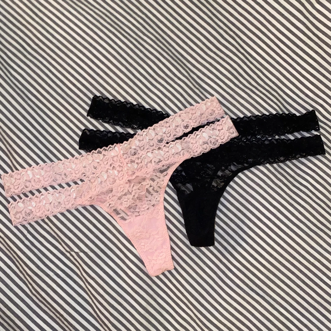 Stringtrosor med delat band