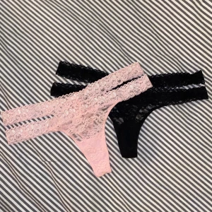Stringtrosor med delat band - Stringtrosor i spets från Lindex, använda 1 gång 🤍 fint skick dock avklippta lappar, nytvättade! Säljer pga för små för mig 🤍 25kr/st eller 40 för båda 🖤 svart & rosa 💗 FRI FRAKT