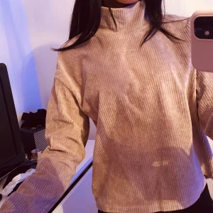 Tröja - Beige/brun tröja med halv krage från Gina Tricot