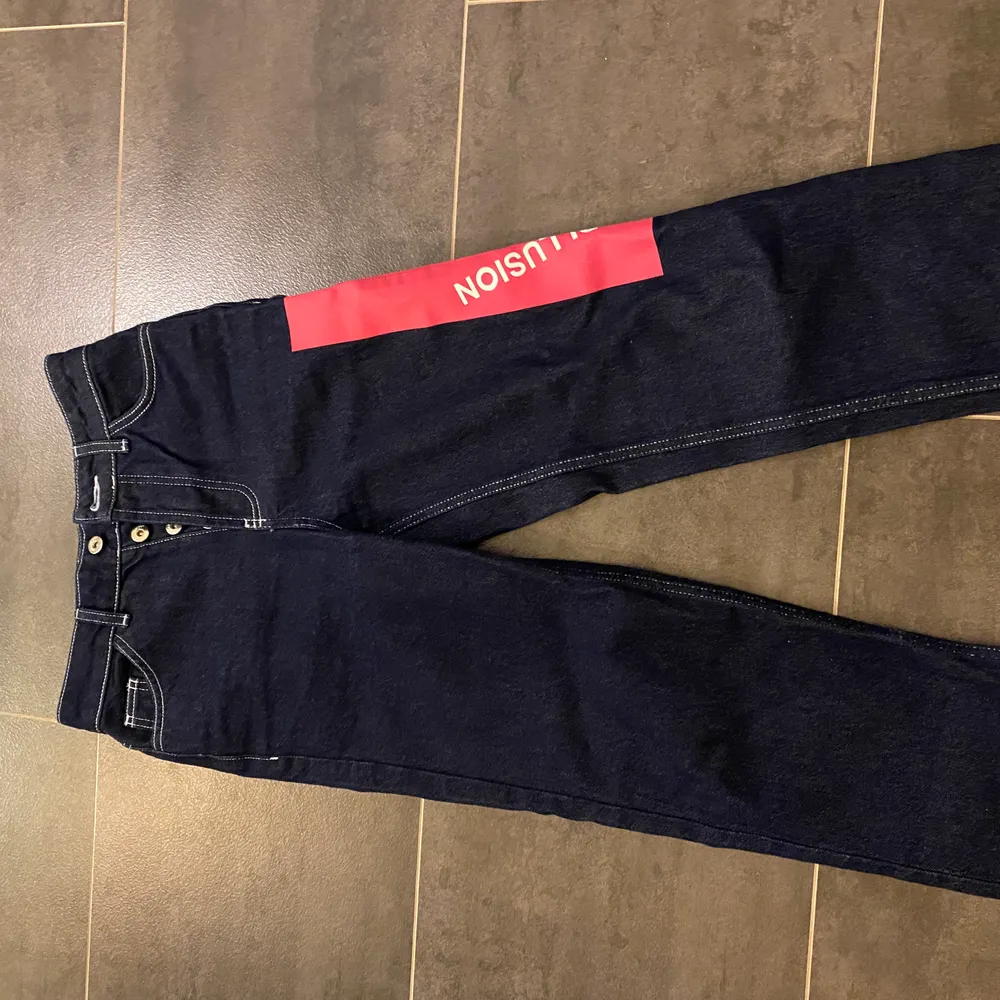 helt oanvända jeans från asos ”collusion” strl W26 L32. bekväma höga i midjan, säljer för att få extra  plats i garderoben, skriv för fler detaljer eller frågor buda  . Jeans & Byxor.