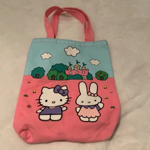 HelloKitty-tygpåse! - Intressekoll! Är någon intresserad av denna söta tygkasse?💓Den är ganska liten så fungerar som en handväska💖 Dm för intresse. Köparen står för frakten som ligger på 24kr💖Vill flera ha så blir det budgivning i dm!