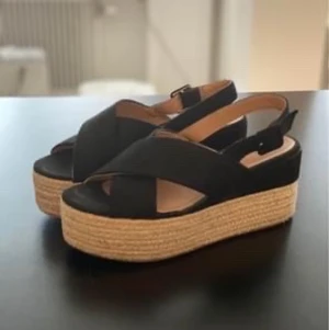 Espadrillos Asos strl 38/39 - Säljer nu mina knappt använda espadrillos med platå från Asos i svart färg. Underbara sandaler som funkar hela sommarhalvåret.   Ord.pris 599kr.