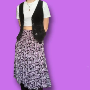 söt mönstrad kjol🥴 - superfin lila, svart och vit mönstrad kjol köpt secondhand💪 insydd för att passa mig, så skulle säga att den passar S-M då den är stretchig! skicka privat för fler bilder 😚