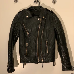 Vintage Läderjacka Boda Skins - To die for svart läderjacka som jag använt i några år, blir bara snyggare och snyggare med tiden. Köpt från Boda skins ca 4500kr i nypris. Sömmen har släppt vid ryggen inuti jackan (inget som syns utåt). Storlek 34, Startbud 500kr. Frakt betalas av köpare 63kr spårbart eller möts i Malmö 