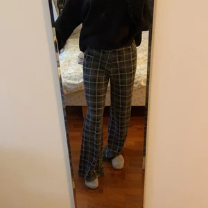 Rutiga byxor - Säljer mina fina rutiga mjukissbyxor från boohoo då de var för långa på mig som är 166cm🥺 De är även stora i midjan på mig som har XS💖 De är också ganska noppriga! Frakten är spårbar 63kr