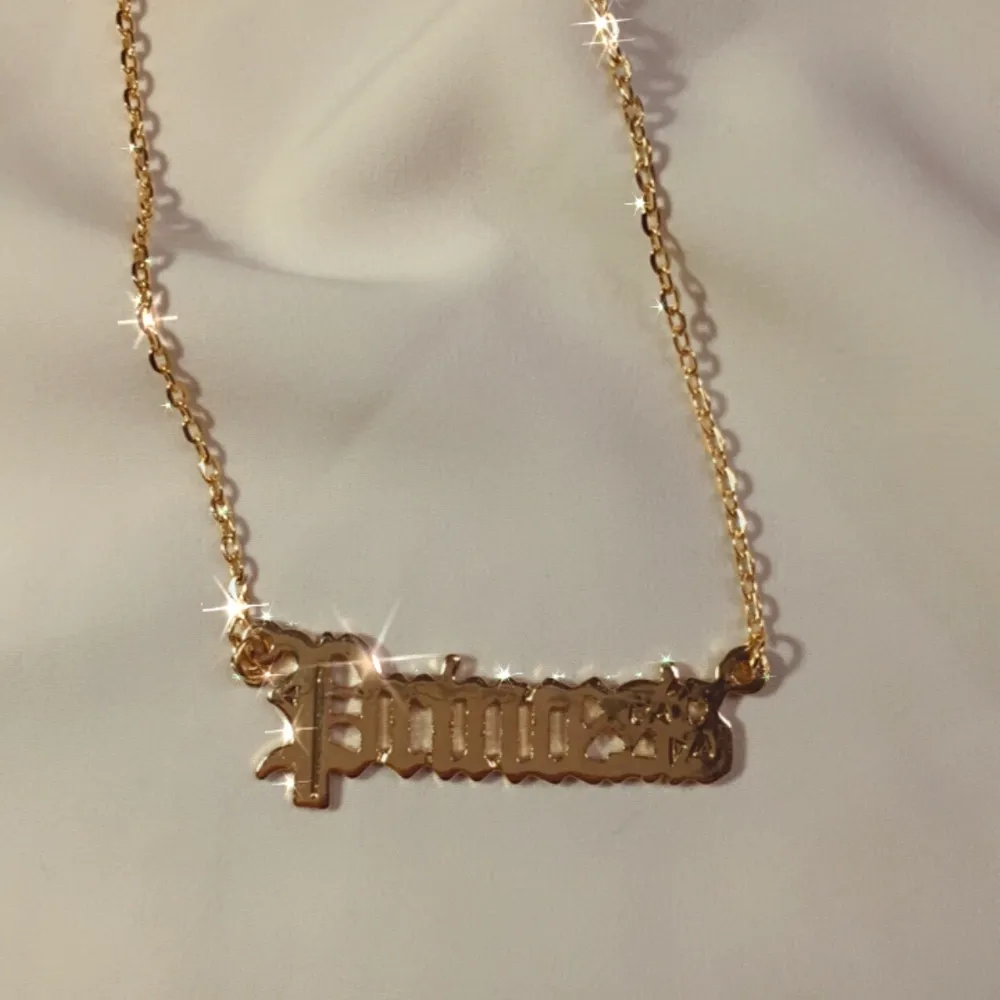 vårt ’princess’ halsband 🤍✨ 49:- + 11 kr frakt ♡ - hänge med text - guldfärgad kedja ca 45 cm - förlängning detta halsbandet är snyggt att matcha med något av våra andra halsband, till exempel fjäril.  ♡  - beställning görs via celestesmycken.etsy.com - instagram @celestesmycken 🤍✨ ♡  #smycken #halsband #text #princess. Accessoarer.