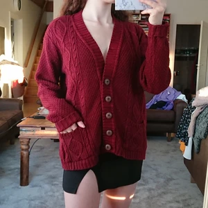 Stickad kofta - Mysig kofta från boohoo i storlek S/M. Säljer då den inte längre används, i bra skick. Säljer för 80 kr, köpare står för frakt. 💖 