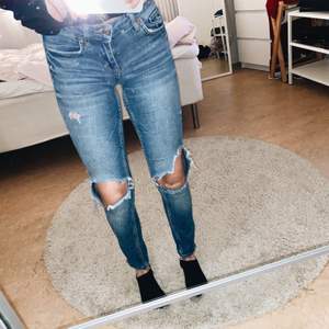 Blåa jeans med hål på knäna. Från Gina Tricot men de säljs inte längre. Dragkedjor på båda sidorna av benen. Jeansen har en liten slitning insida lår kan skivka bild om ni skulle vara intresserade💖