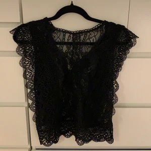 Väst i spets - En väst gjord av spets, sitter super snyggt på. Köpt i Paris 2019. Tyvärr aldrig använd då jag växt ur den