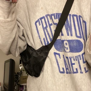 HXTN SUPPLY Väska  - En helt ny magväska från HXTN Supply, aldrig använd så den är i nyskick! Den har tre fack som är fiffiga för brudar eller snubbar som vill ha koll på grejerna. Dragkedja med lapp där märket står klart och tydligt. Perfekt för vår outfits 😁  även justerbar rem! frakt inkluderat i priset, kan diskuteras om man kan mötas upp här i gbg! Tar swish