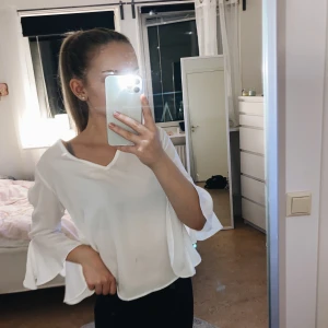 Vit blus - Jättefin blus från NAKD med vida armar och superfin rygg. Inte alls mycket använd super fint skick 