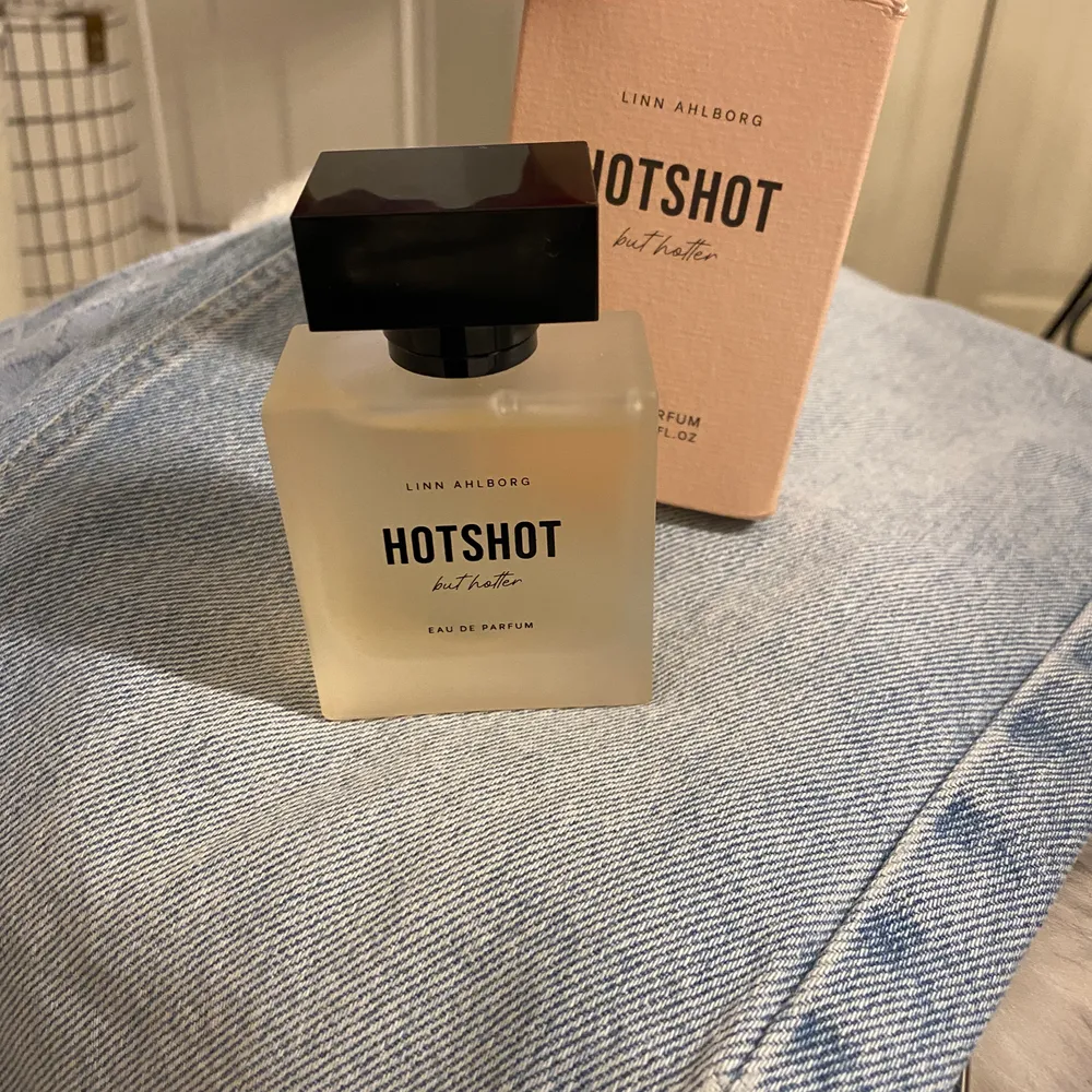 Linn Ahlborgs parfym ” Hotshot but hotter ”. Eau de parfum. Beställt ifrån Nordicfeel✨ Helt ny, flaskan är full.  Testat en gång för o lukta på den🎀  Köparen betalar frakt🤍. Övrigt.