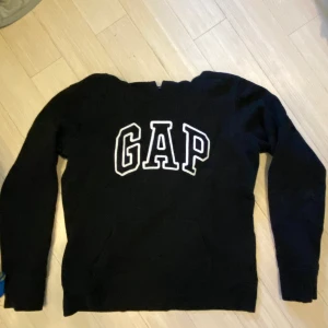 GAP hoodie  - Säljer min GAP hoodie i strl xs! Säljer eftersom den blivit för liten för mig! 
